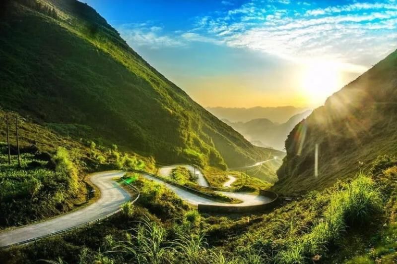 la route plein de soleil pour aller lo lo chai, dong van