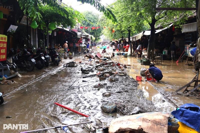 le marché de hội an est jonché de déchets et d’objets éparpillés dans la boue