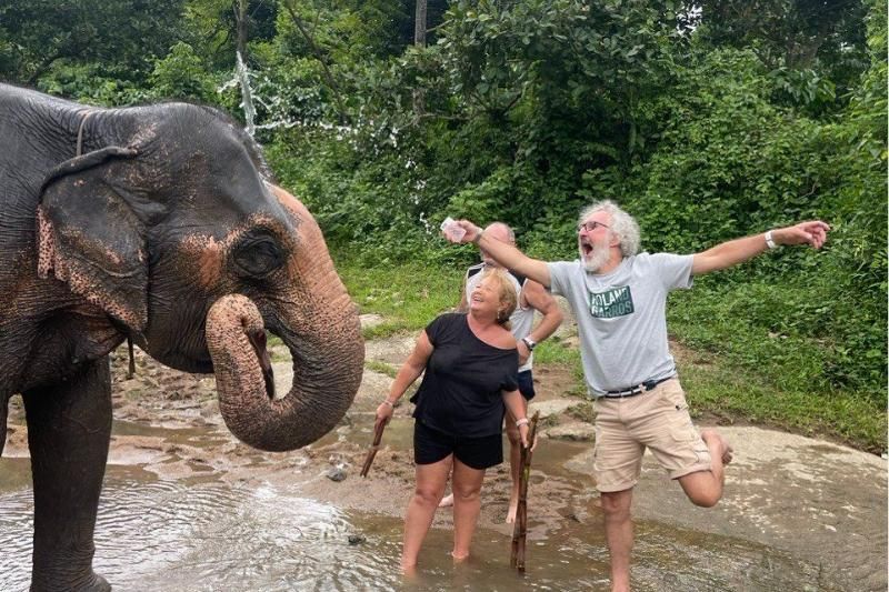 le soin des éléphants (source : notre guide francophone Hieu Nhan)