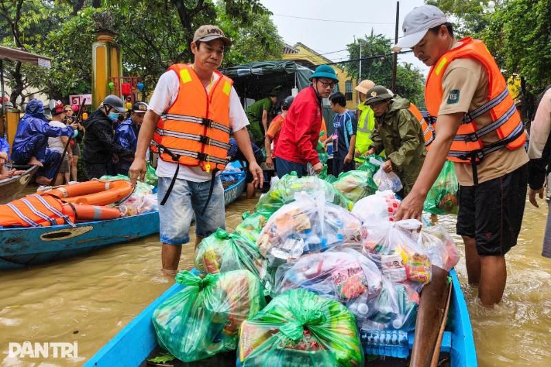 les autorités locales acheminent des denrées essentielles pour venir en aide aux foyers encore bloqués dans les zones fortement inondées