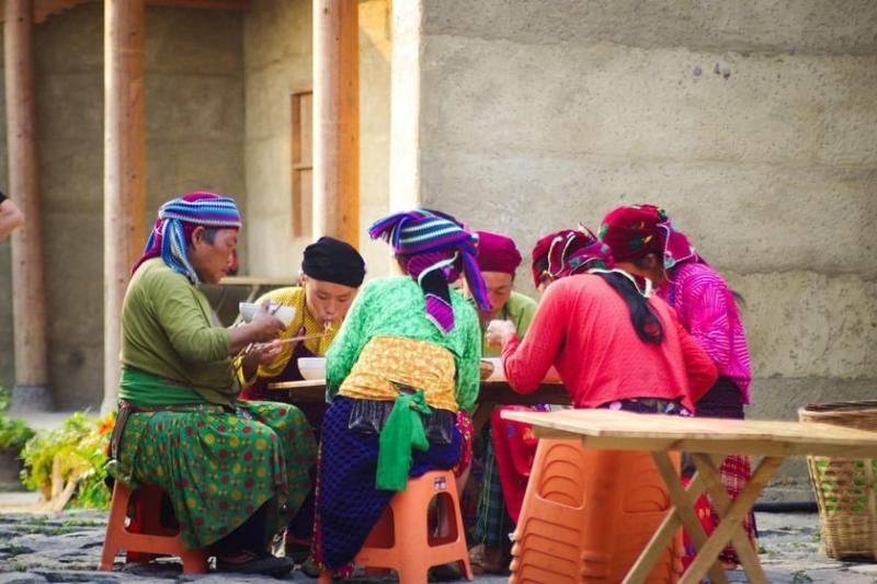 les repas simples des habitants locaux au village de lo lo chai, dong van
