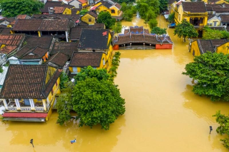 pont couvert japonais à hội an a été submergé par les eaux de crue dans la matinée du 29 octobre