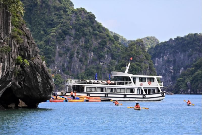 profiter de beaux paysages à la baie de Lan Ha (source : Bao Anh Viet Nam)