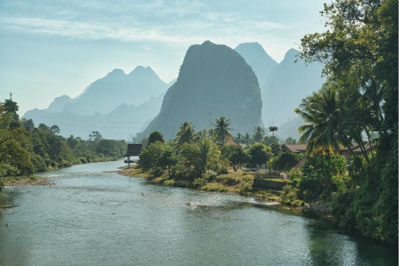 profiter des paysages paisibles à Vang Vieng en voyageant en train au Laos