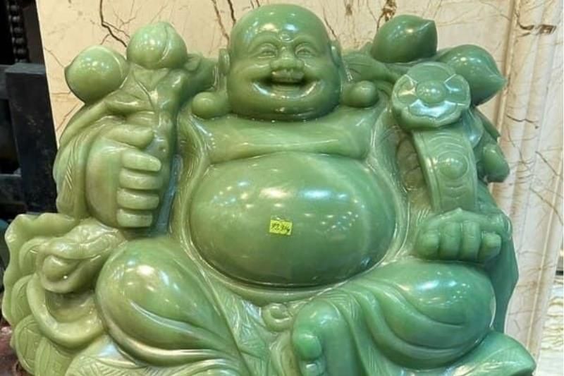 une petite statue en jade représentant bouddha