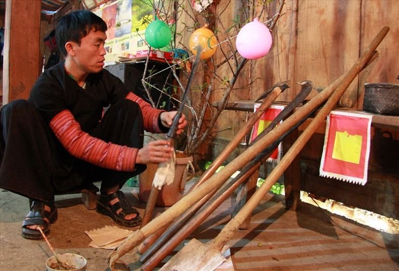 Les hmongs collent des papiers décoratifs sur leurs outils de travail pour leur porter chance et chasser les mauvais esprits. (Source : Le journal Lao Đong)