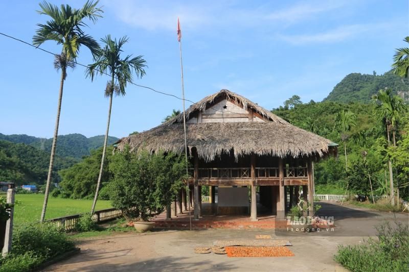 découvrez le tourisme communautaire au village de mo, un village muong authentique à hoa binh (source : le journal de Lao Dong)
