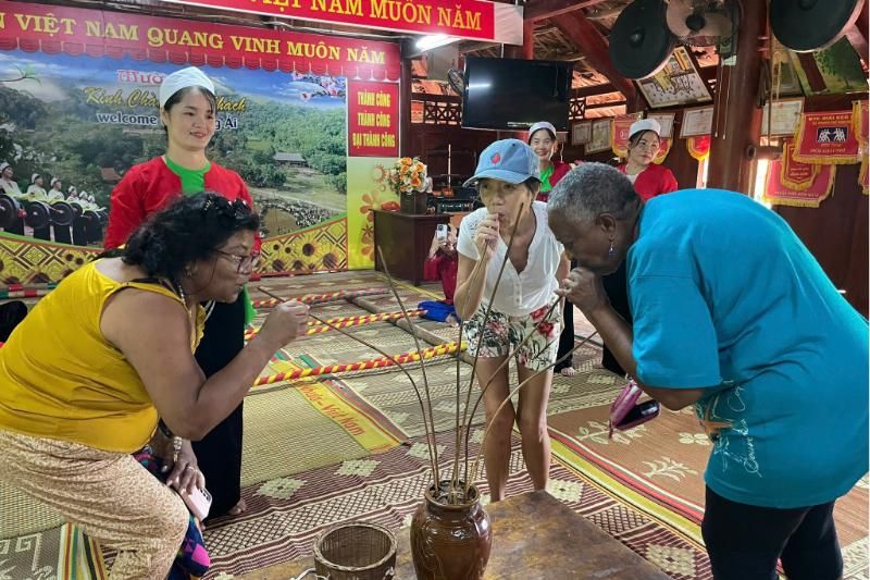 déguster le ruou can (source : guide Xuan Son)