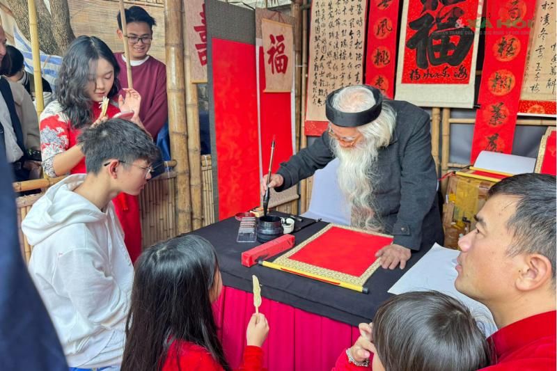 demander une calligraphie (source : suckhoedoisong)