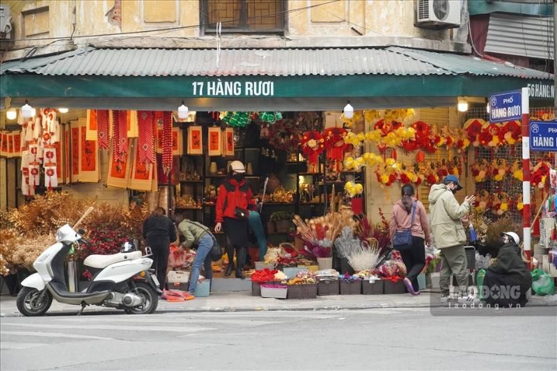 des décorations rouges du Tet (source : le journal de Lao Dong)