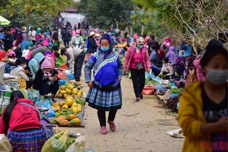 le marché hebdomadaire de bac ha à la veille du têt (source dân tộc và phát triển)