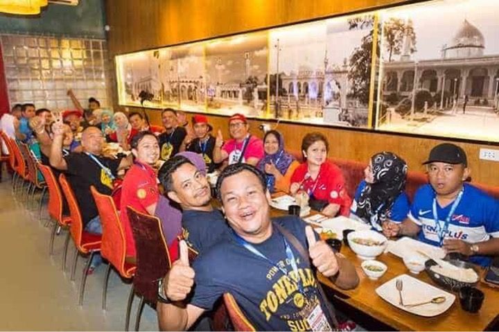 les clients apprécient l'atmosphère à la fois chaleureuse et dynamique du halal @ saigon