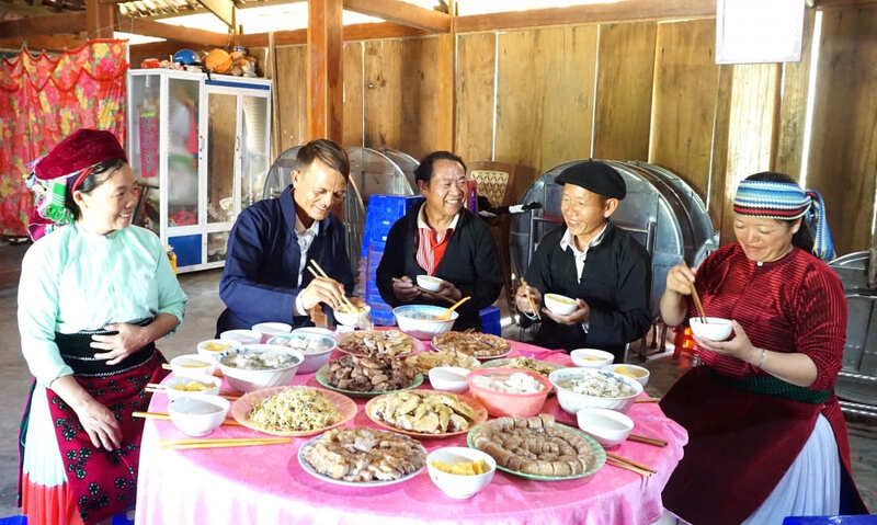 Le repas traditionnel du Nouvel An hmong (Source : Le Journal Daklak)