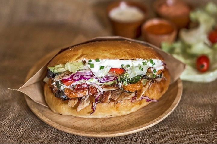 Kebab servi avec de la viande halal au restaurant Kebaby