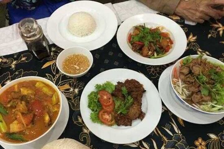 Le célèbre Tom Yam aux fruits de mer (à gauche) et le Kerabu à la mangue thaïlandaise (à droite) du restaurant Serai