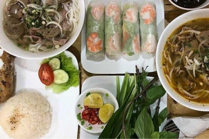 Un repas complet pour les clients, composé de plats vietnamiens variés.