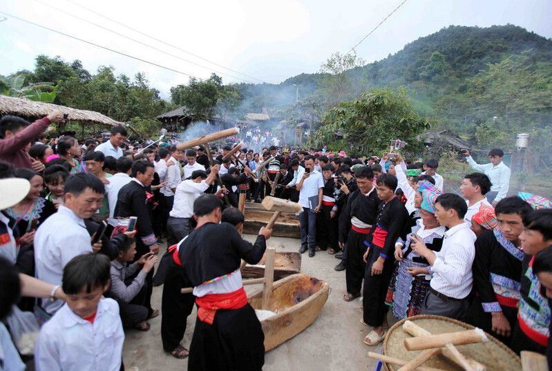 Le concours de pilage du gâteau de riz gluant (bánh dày) (Source : VietnamPlus+)