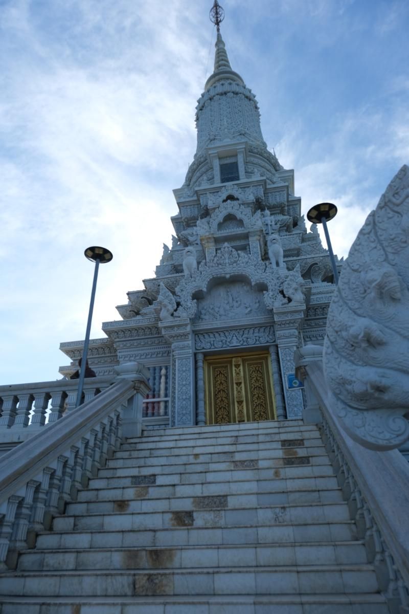 Deux grands naga se tiennent à l’entrée du stupa, comme des gardiens