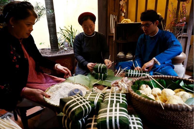 emballer le banh chung, le banh tet (source : vietnamplus)