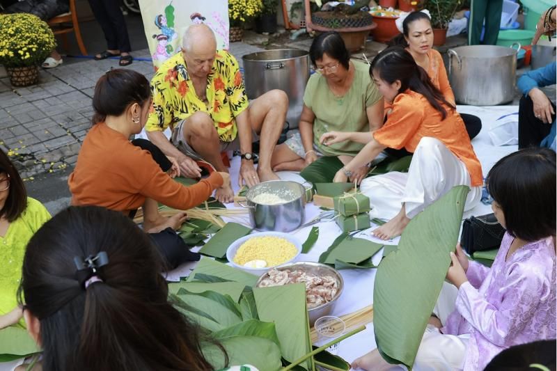 faire du banh chung avec les habitants (source hieu tuyen)