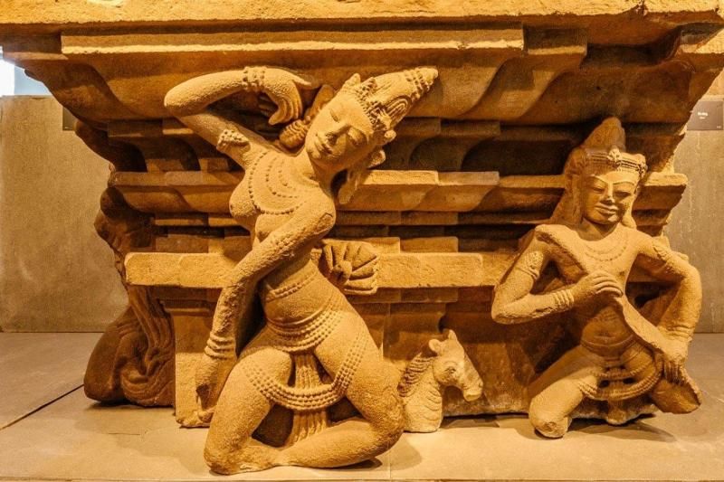 la danse apsara sur les pierres (1)