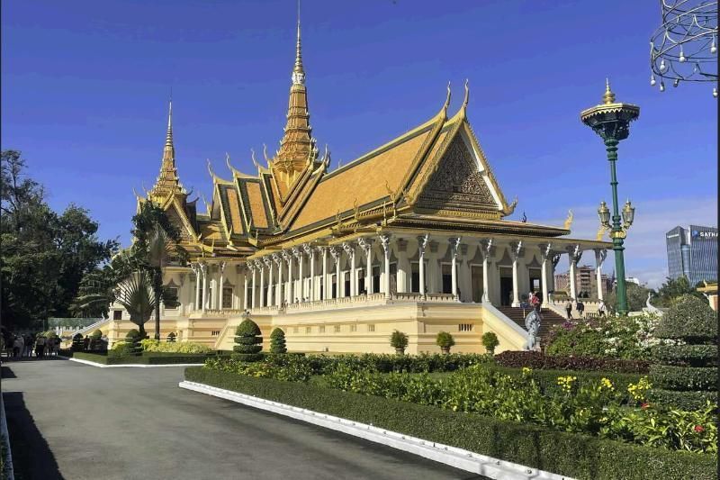 palais royale au cambodge - source aucoeurvietnam (1)
