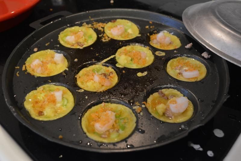 petite moule en fonte brûlant pour cuire le banh khot (1)