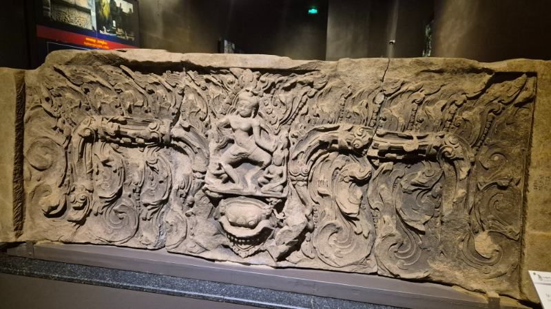la danse des Apsaras sculptée dans la pierre