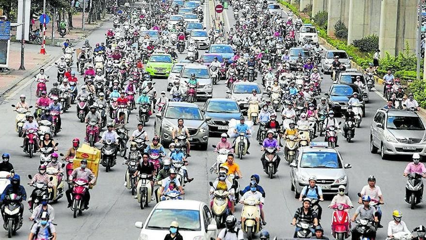La circulación en Vietnam es intensa desde temprano, especialmente a primera hora en Vietnam, cuando las calles se llenan de motos y actividad cotidiana