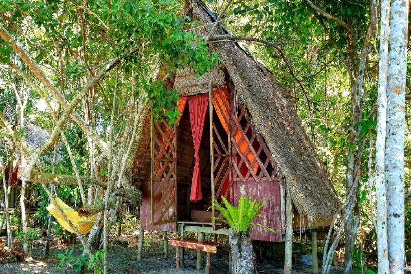 alojarse en un bungalow rústico en crusoe island
