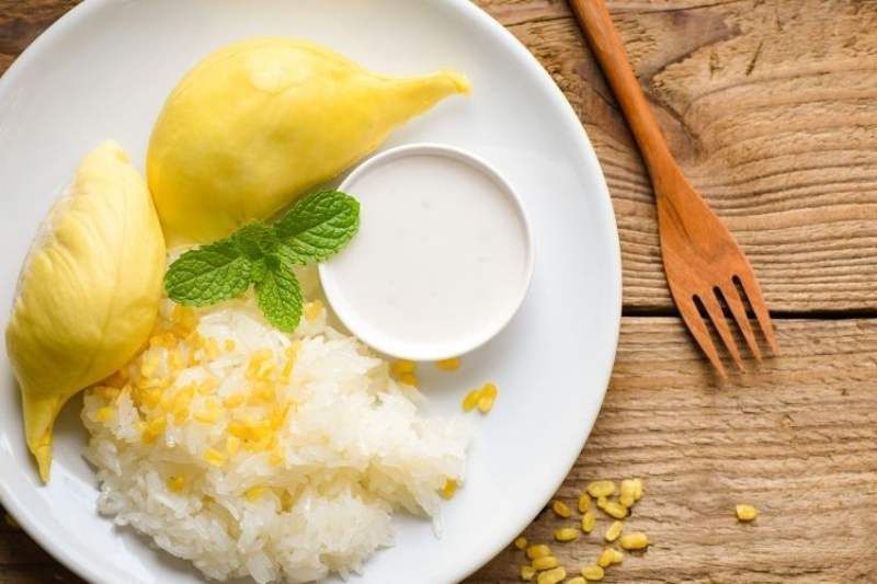 Plato de arroz glutinoso con durián (Xoi sau rieng), una deliciosa forma de probar qué es el durian en Vietnam