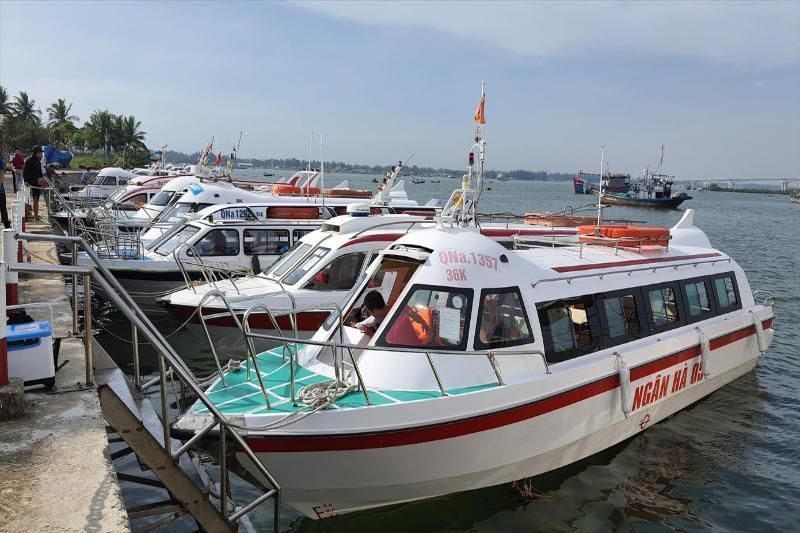 Un barco blanco descansa tranquilamente en el puerto, evocando un viaje a Camboya en barco, mientras la idea de Camboya en el mapa invita a soñar con un destino lejano y lleno de descubrimientos.