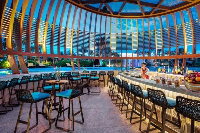 El bar del resort es el lugar perfecto para relajarse al final del día con una bebida frente al mar, una experiencia que completa el viaje y responde a la pregunta: ¿Qué hacer a Phu Quoc?