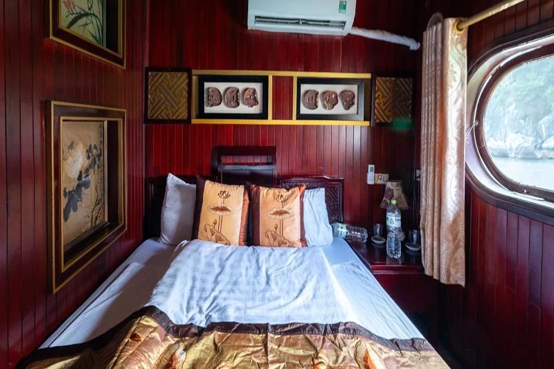 cabaña a bordo para la estancia con un buen tiempo en Halong Bay