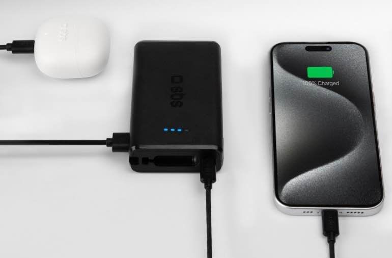 La batería externa recargable con buenos enchufes eléctricos es un accesorio muy útil para viajar, especialmente cuando los enchufes en Vietnam no siempre están disponibles