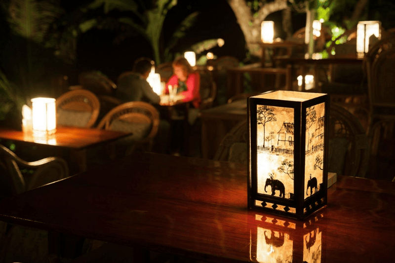 Cena romántica a orillas del río Nam Khan