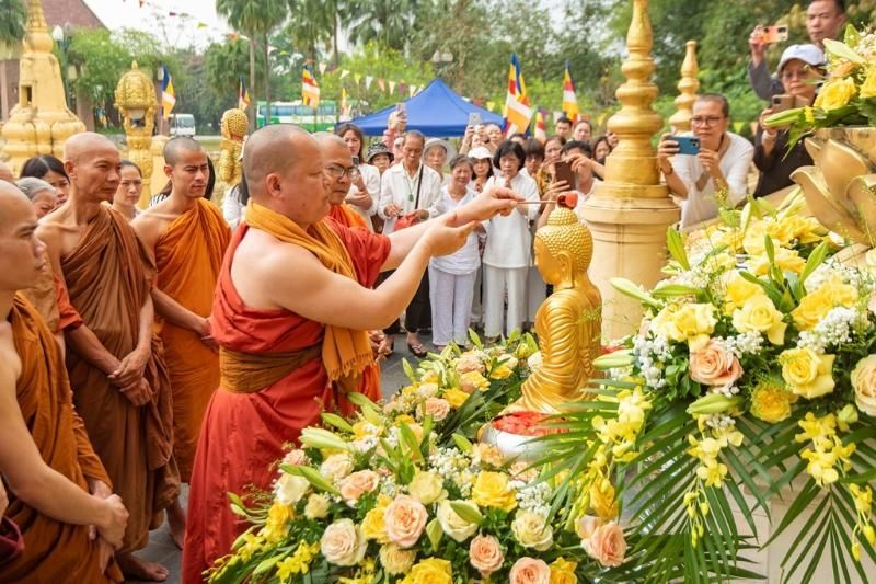 La celebración de Chol Chnam Thmay en Soc Trang refleja la riqueza de las tradiciones jemer, situando este evento cultural en relación con Camboya en el mapa y la herencia compartida de la región (fuente: Báo Dân Tộc Phát Triển).