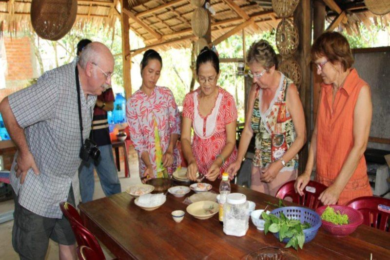 cocinar en casa de los habitantes – gîte nam hien mekong