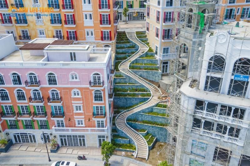 Conquistar la escalera del dragón en el pueblo mediterráneo de Phu Quoc es una experiencia visual y simbólica, perfecta para quienes buscan algo diferente cuando se preguntan: ¿Qué hacer a Phu Quoc?