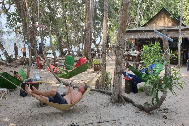 descansar en una hamaca frente al mar en koh ta kiev