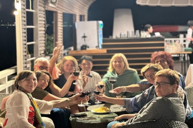 disfrutar de la puesta de sol con la familia y los seres queridos reflejando el tiempo en Halong Bay (baithojunk)