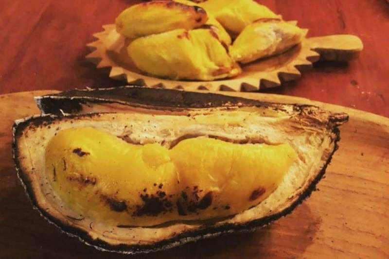 Primer plano de gajos de durián a la parrilla