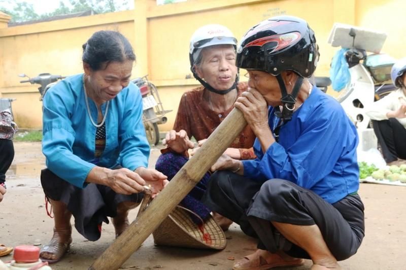 fuera de los días de mercado, durante las fiestas, bodas o funerales, las mujeres muong suelen reunirse para compartir un momento alrededor de una pipa de thuốc lào