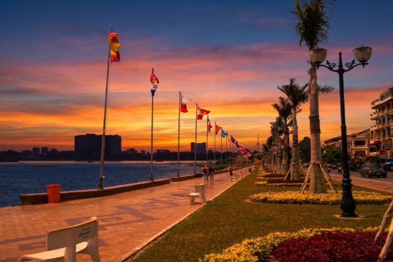 le coucher de soleil à sisowath quay (source aucoeurvietnam)