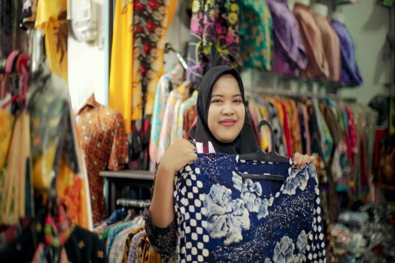 Un mercado local en Indonesia refleja la vida cotidiana, los colores y los sabores del país, una experiencia imprescindible para quienes buscan viajes baratos a Asia y auténticos