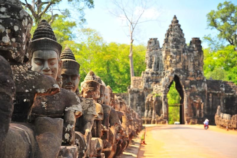 La imagen muestra Kampong Thom, un lugar excelente para explorar, situando Camboya en el mapa como un destino lleno de historia, naturaleza y autenticidad.