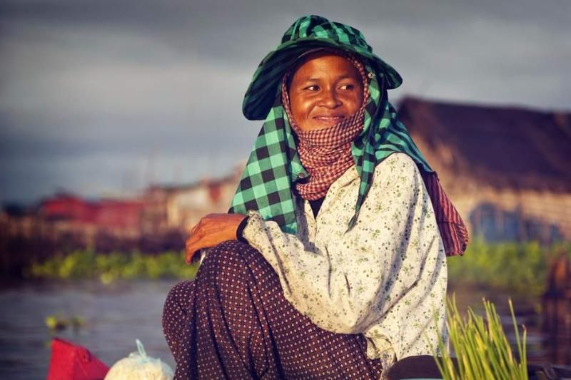 La imagen presenta el krama, un tejido tradicional, que sitúa Camboya en el mapa como un país rico en artesanía, identidad cultural y saber hacer ancestral.