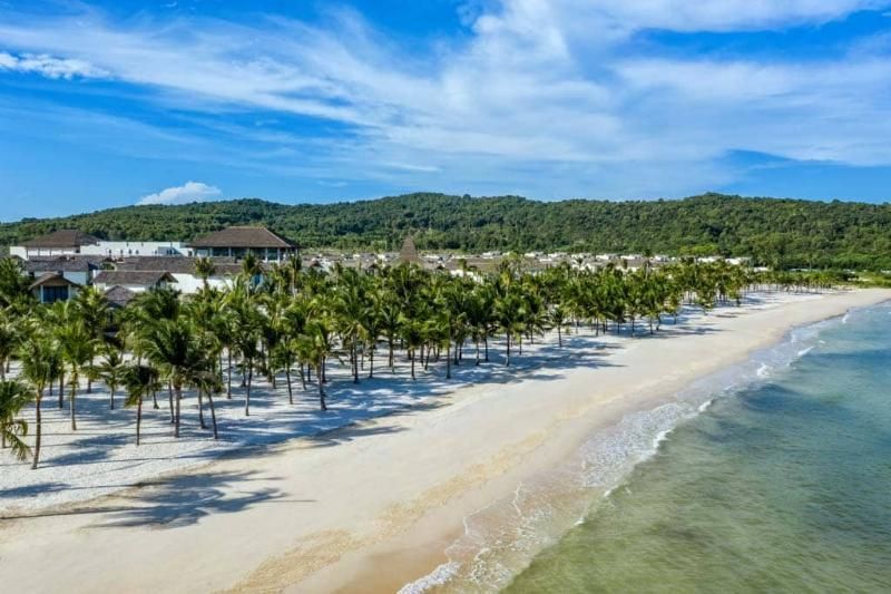 La belleza salvaje y tranquila de la playa de Khem invita a desconectar del mundo y disfrutar del paisaje, una experiencia esencial para quienes se preguntan: ¿Qué hacer a Phu Quoc?