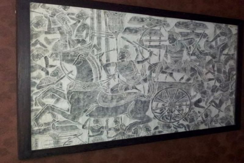 La pintura única en galleta de arroz es una artesanía original y delicada, ideal como recuerdo auténtico cuando te preguntas: ¿Qué compras en Camboya?