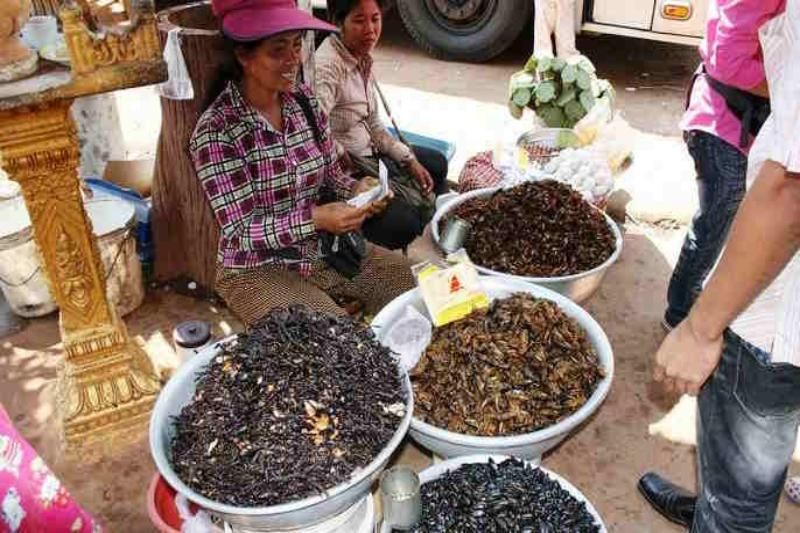 El mercado de Skun, en Camboya, es conocido por sus especialidades locales y su ambiente auténtico, una parada curiosa e inolvidable para quienes buscan viajes baratos a Asia llenos de experiencias únicas